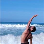 Profesor de yoga y meditación certificado multinivel con experiencia